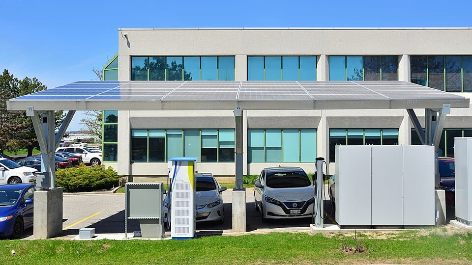 ¿Puedes cargar tu coche eléctrico gratis con placas solares? Coste y ahorro real